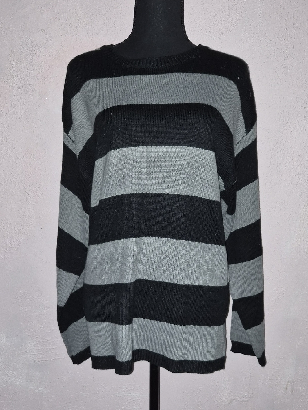 🩷ROMWE Black and Gray Striped Crewneck Sweater